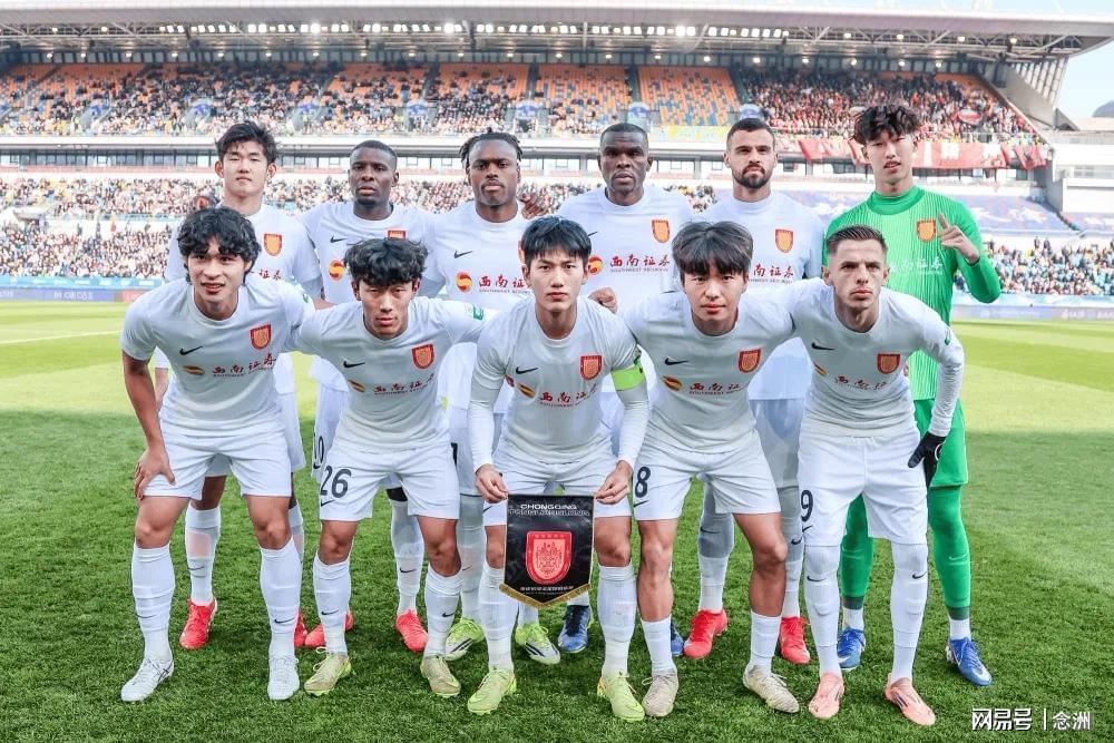 开云体育-中超升班马票价太高！球迷怒了 俱乐部门口放韭菜抗议 黄健翔炮轰