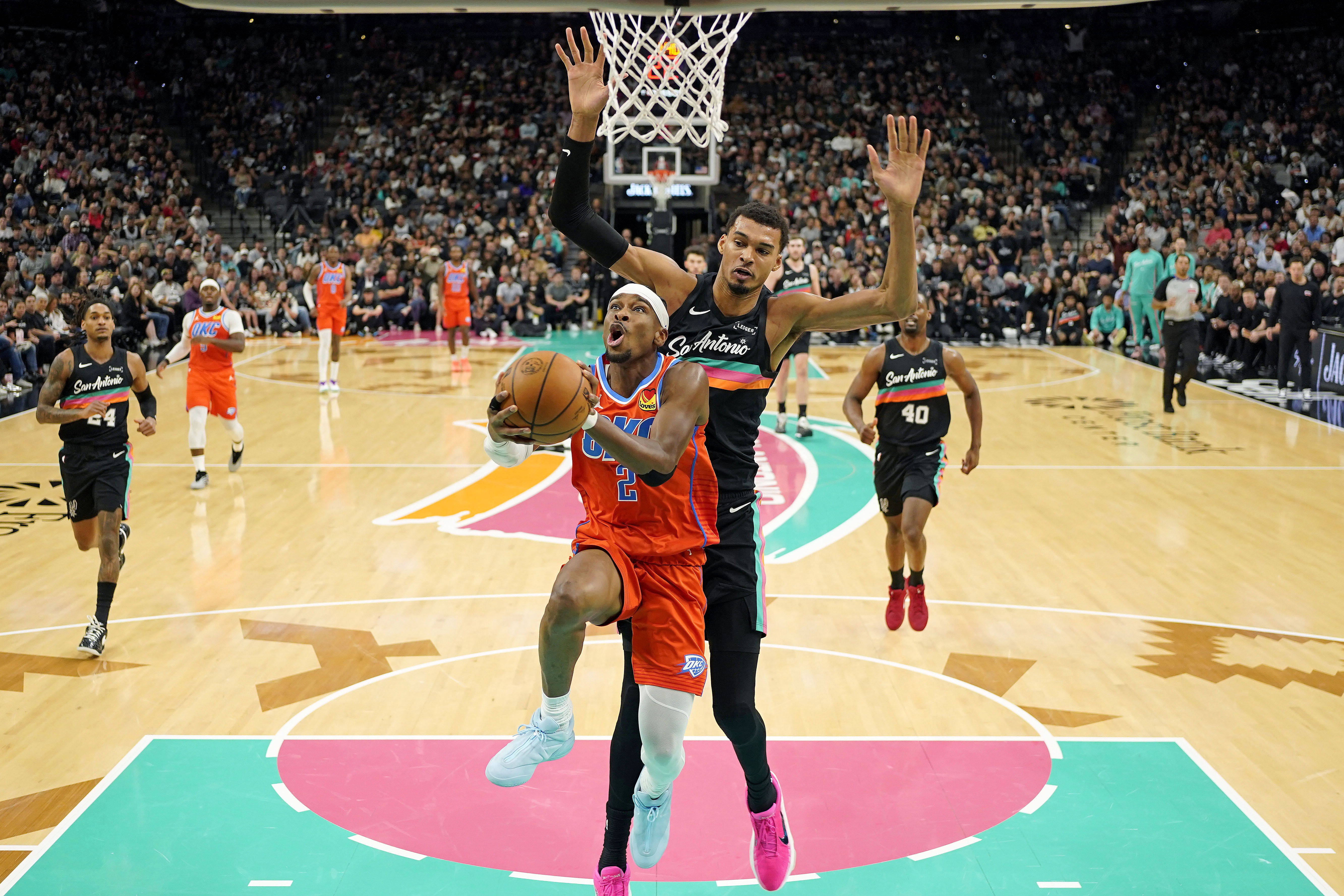 开云官网-官方战力榜：雷霆马刺前2 绿军升第3 湖人6 骑士8 火箭10 勇士20