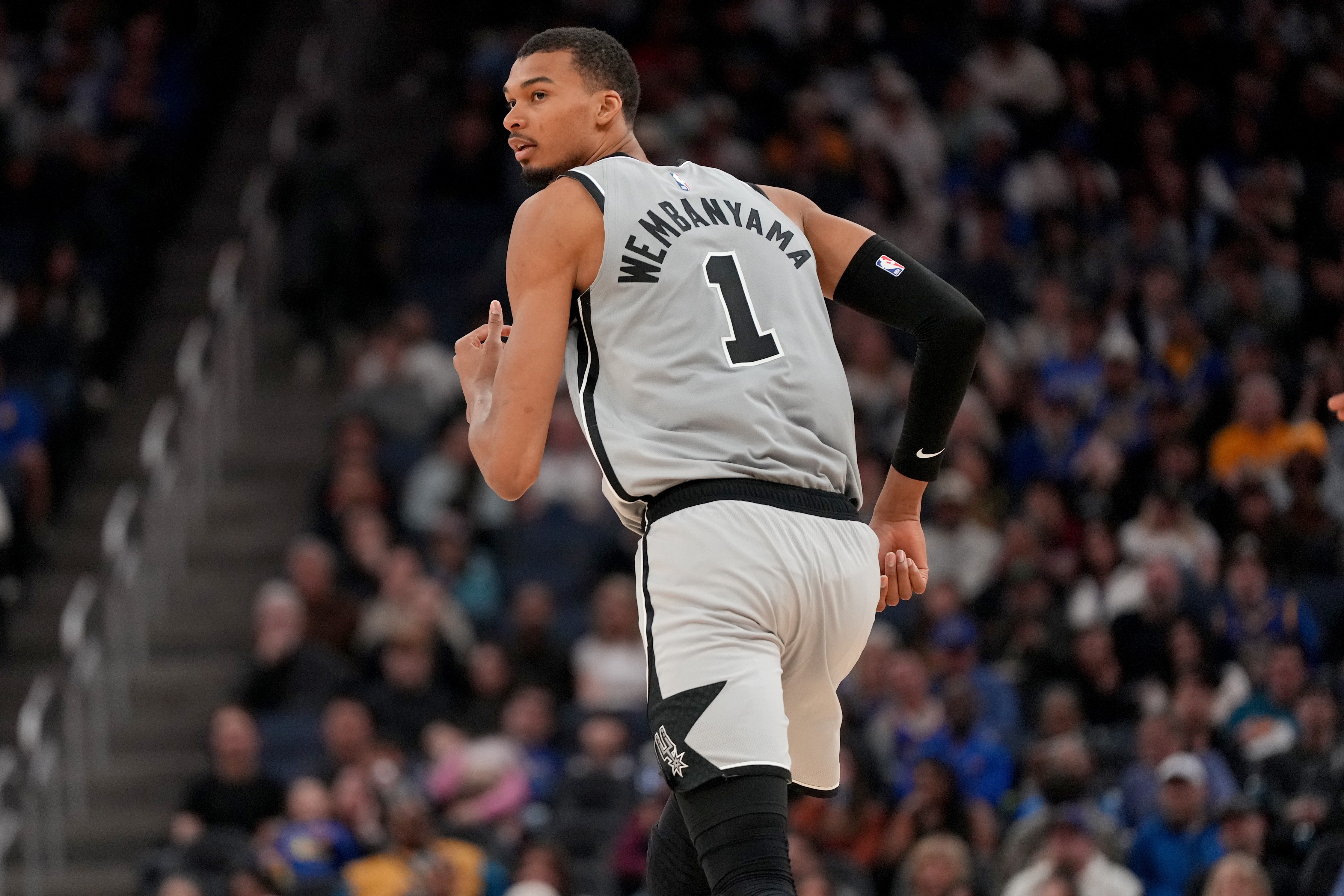 开云官网-米奇：没有文班伤情的最新消息 他能打完上半场是积极信号